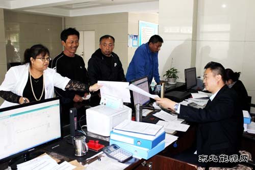 佳热电厂热力公司：“三个提升”开展收费窗口文明服务活动