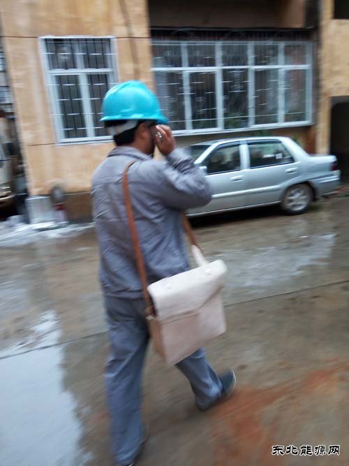 10月1日会泽金钟供电所帮助孕妇处理室内无电故障