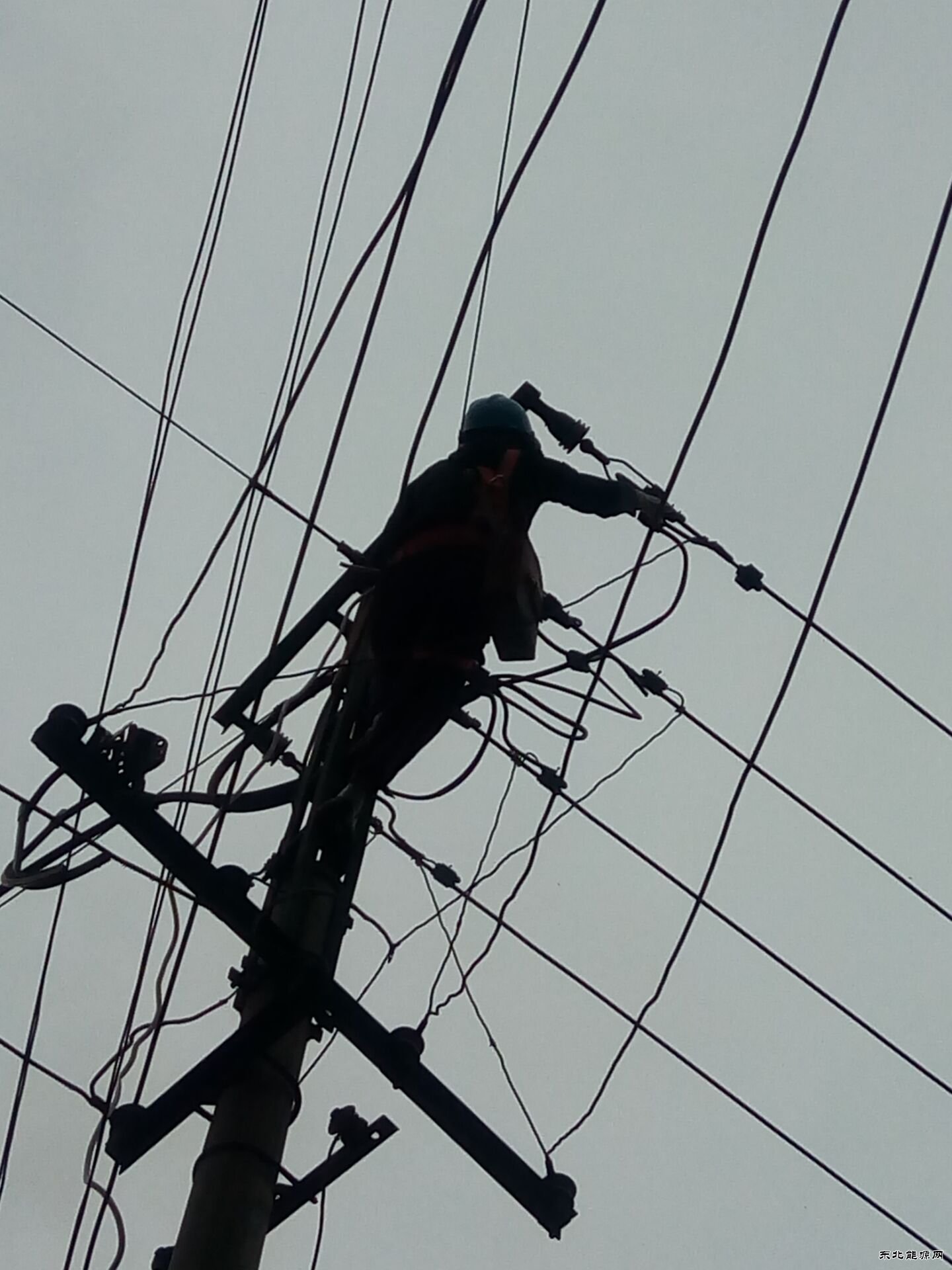 会泽金钟供电所夜晚抢修做好节明节保供电工作