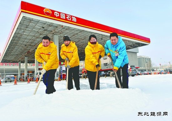 吉林销售长春分公司严寒清理积雪疏通通道