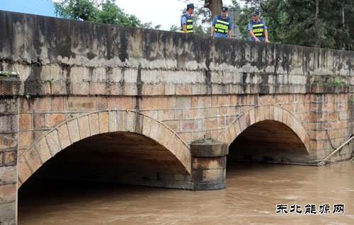 云南西双版纳路政支队排查公路安全隐患