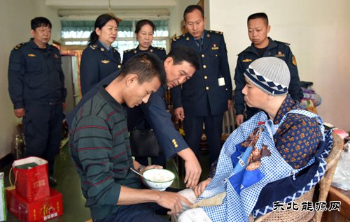 云南西双版纳路政支队领导班子走访慰问生病职工和丧子职工父母