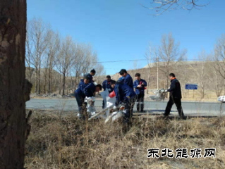 南露天煤矿开展“传承雷锋精神  剥离党员在行动”义务劳动