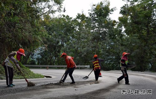 清除国道干线公路上的碎石保畅通