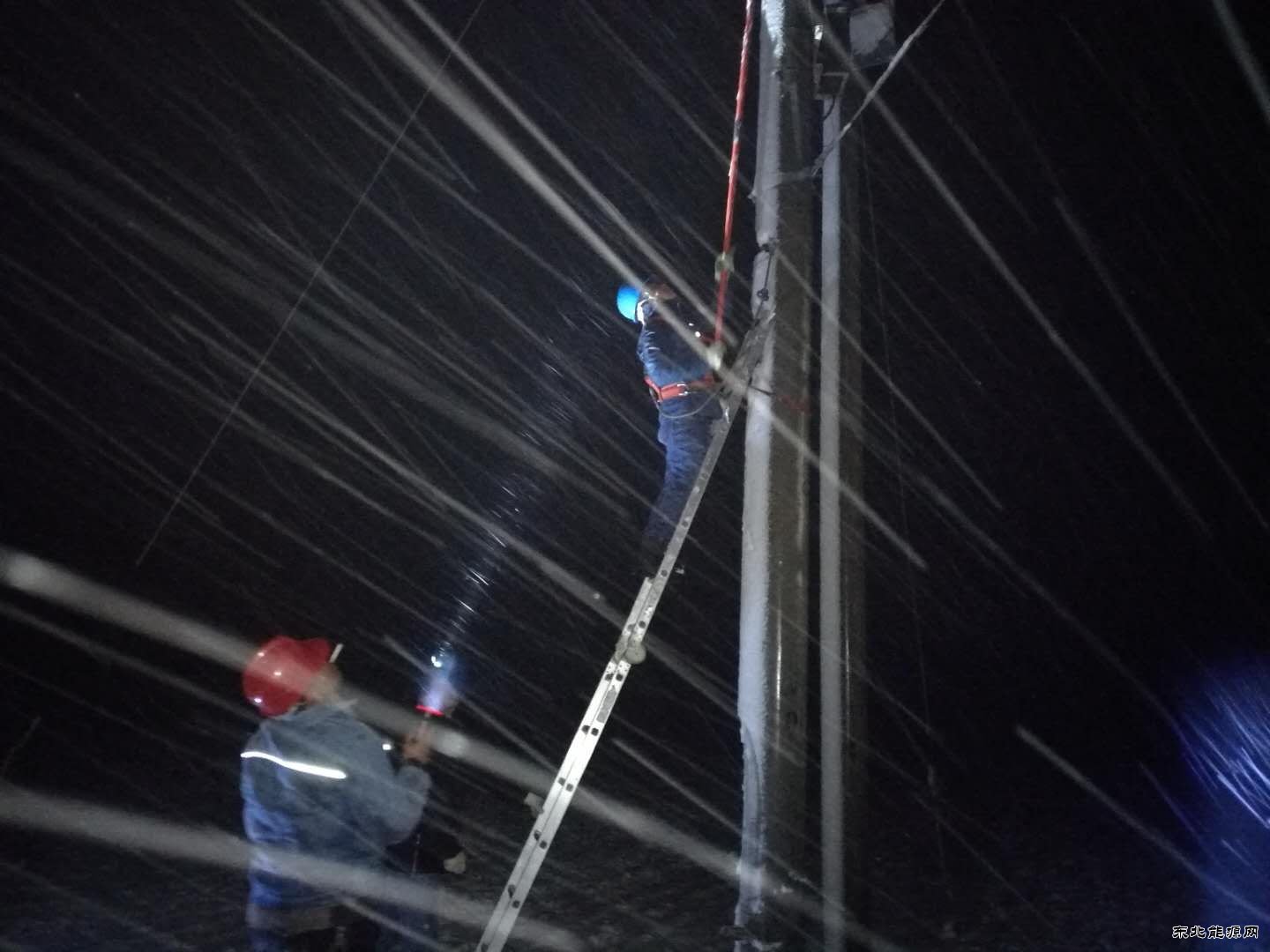 风雨肆虐万物损  彻夜抢修电网人
