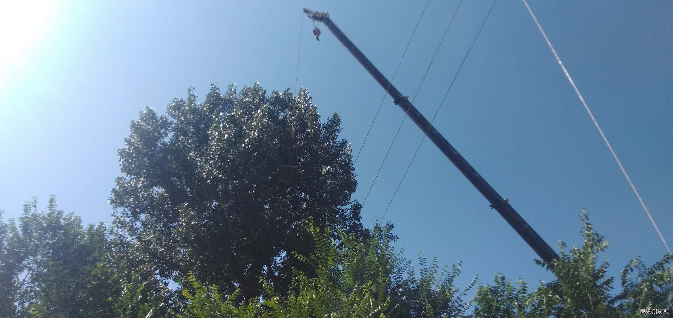 小峪煤业公司供电人烈日炎炎排查隐患