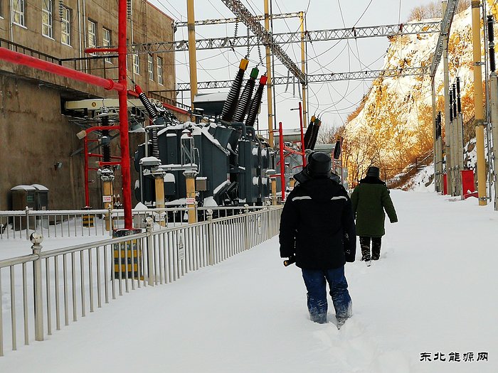 牡丹江水电总厂：雪过膝盖！员工24小时待命开展线路设备特巡