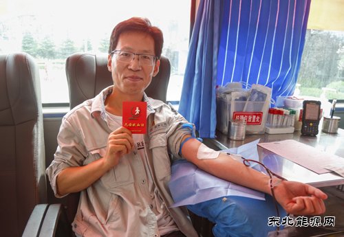 献血车开到了工厂里蒲洲热电公司干部群众积极踊跃爱心献血