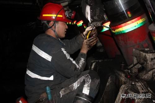 陕煤陕北矿业涌鑫公司：检修能手显“真章”