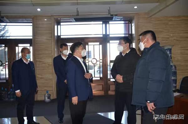 东宁市领导节前慰问一线电力工人