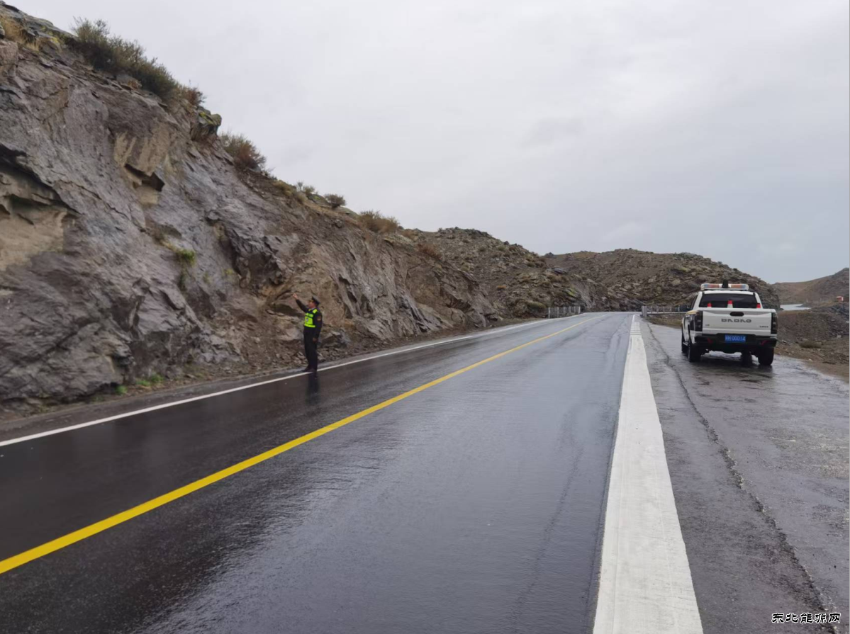 雨幕护航：青河执法大队坚守岗位保障道路通行安全