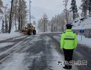 布尔津执法大队：风雪护航 S232线 联动除雪保通行