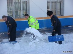 玛纳斯路政管理局开展岗位学雷锋活动