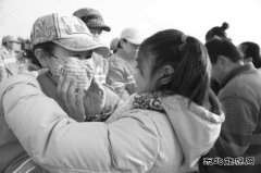 大连：华夏义工团为环卫工送上爱心口罩