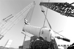 全球首座四代核电站反应堆压力容器吊装成功