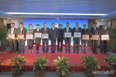 让党旗在海滨之城迎风飘扬