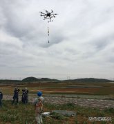 云南曲靖供电局无人机首次成功运用到带电作业