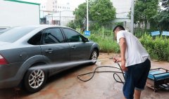 抓大不放小俯身捡芝麻捡出大块头芝麻糕