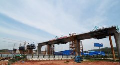 中铁二十一局集团：昌赣客专赣州段第二长桥将军塘特大桥中跨顺利