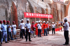 江西昌赣客专铁路12标举行隧道坍塌应急救援演练