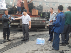 牛儿庄采矿公司掘进区工会‘送清凉，送关爱到现场’