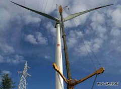 代县：一期首台风机吊装完成