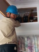 会泽供电公司金钟供电所细雨中抢修感动客户