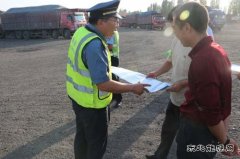 玛纳斯路政、交警联合宣传新规定