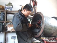 机电技术人员周涛维修旧设备