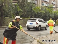 鞍山：顶冷风清扫 环卫裹塑料袋御寒（图）