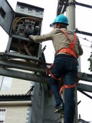 周末金钟供电所紧急处理400伏线路故障做好供电服务工作