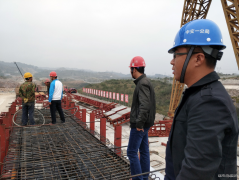 贵州双龙航空港路首件50米预制T梁安全浇筑