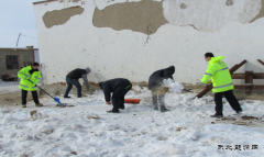赠人玫瑰，手留余香—布尔津路政海事局 开展学雷锋清扫积雪活动