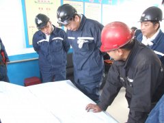 黑龙江龙煤集团总经理孙成坤在七矿公司向阳矿六井检查工作