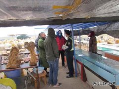 布尔津路政管理局以人为本  整治公路摆摊设点