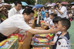 中煤新集公司党委慰问幼儿园师生