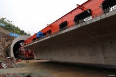 中铁二十一局：“高铁神机”首次安全穿越昌赣隧道成功架设箱梁