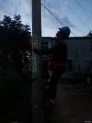 晚餐中电力工人的抢修