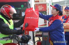 中国石化为万名返乡摩骑免费加油、寄包裹