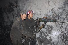 七矿公司向阳煤矿六井单春掘进班组敢打硬仗