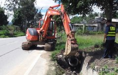 推进路域环境整治  扮靓公路通行环境