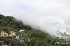 云南勐海县曼西龙拉村 “直过民族”村寨红旗飘