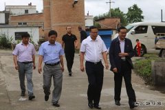 铜川矿业公司副总工程师许敏一行深入下石节矿慰问困难党员