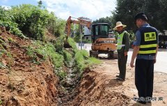 云南西双版纳路政做好公路防汛抢险工作