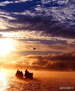 日出泸沽湖（摄影作品）