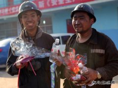 手捧“祝福”的人（摄影作品）