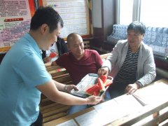 龙煤向阳矿团委送清凉、保安全