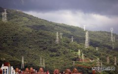 家背后的高压基桩（摄影作品）