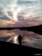 父亲垂钓的背影（摄影作品）