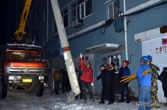 桦南供电公司：电杆遭遇“车祸” 供电员工连夜抢修复电